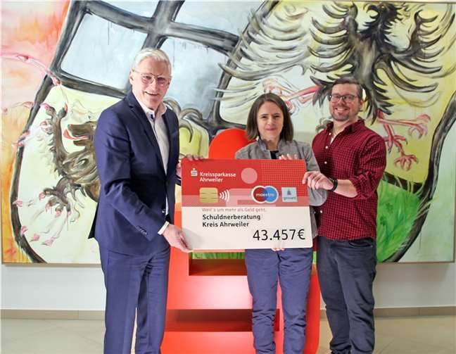 Der KSK-Vorstandsvorsitzende Dieter Zimmermann betont die Bedeutung der Arbeit der Schuldnerberatung und überreicht eine Spende in Höhe von 43.457 Euro an Anne Wiegel und Michal-Patryk Kalinowski, Mitarbeitende der Schuldnerberatungsstelle Ahrweiler. Foto: Kreissparkasse Ahrweiler