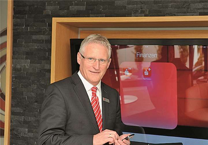 Der KSK-Vorstandsvorsitzende Dieter Zimmermann und sein Vorstandskollege Guido Mombauer stellten die neuen innovativen Funktionen der Sparkassen-App vor. FIX