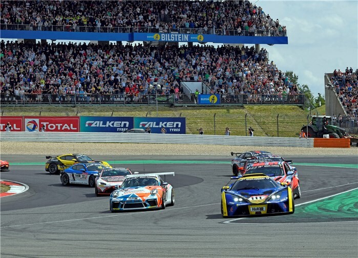 Der KTM von Teichmann Racing führt das Feld der zweiten Startgruppe in den 24-Stunden-Marathon.