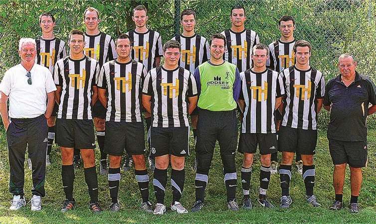 Der Kader der 2. Mannschaft des FSV in der Saison 13/14:Manuel Dickhardt, Stefan Holzke, Tobias Weber, Sascha Schäfer, Marko Nisius, Felix Jung (hinten, v. l.), Frank Dirschus, Lukas Hein, Kevin Müller, Jan Bellinghausen, Philipp Dickhardt, Jan Pradarutti, Dominik Graeff und Platzwart Walter Johann (vorne, v. l.).