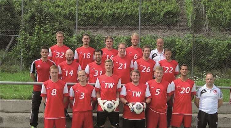 Der Kader der ersten Mannschaft: (Hinten von links) J. Dötsch, D. Tausch, M. Büchler, E. Heizmann und D. Stein sowie (mittlere Reihe von links) S. Kaffine, M. Wolf, A. Lauer, C. Wald, D. Schäfer, S. Lechner und (vordere Reihe von links) T. Hofmann , J. Weber, D. Stein, C. Zelter, D. Herold, D. Kalter, S. Arenz. privat