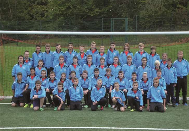 Der Kader (hinten links bis vorne rechts): Stefan Strödter (Trainer), Milos Vukmirovic, Nico Menzenbach, Leunit Hoti, Rodin Soydut, Amir Camdzic, Nils Wambach, Fabian Strüder, Moritz Kuck, Anton Wittlich, Matthias Westermann, Jan Feix, Charly Loose (Trainer), Michael Wambach (Betreuer), Frank Müller (Trainer), Nico Lagershausen, Benny Dürksen, Leon Müller, Lukas Forneberg, Dominik Nau, Marco Mai, Arvid Link, Norbert Barabas, Jan Trutzel, Benni Hildebrandt, Jan Philipp Thiel, Marvin Tokatli, Kevin Gren, Pascal Fischer, Maximilian Schönberger, Kilian Schwager, Jonas Wunder, Leon Marienfeld, Erik Thiessen, Marvin Strödter, Hasan Kayikci, Leon Lück, William Wegmann, Tim Stöbbauer, Jan Luca Stöbbauer, Luca Schaback, Selina Schmidt, Luca Rüdiger, Dean Oswald, Paulius Mikelionis; es fehlen: David Rosenstein, Alexander Tiessen, Przemek Littwin, Leon Ruggero. privat