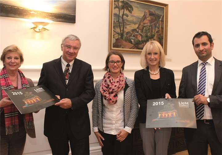 Der Kalender „Ein Licht für Koblenz 2015“ wird vorgestellt, v.l.: Antonia Heider, zweite Vorsitzende des Vereins „Ein Licht für Koblenz“, OB Hofmann-Göttig, Julia Kübler, Beiratsvorsitzende des Vereins, Bürgermeisterin Hammes-Rosenstein und Cem Ilhan, erster Vorsitzender des Vereins. privat