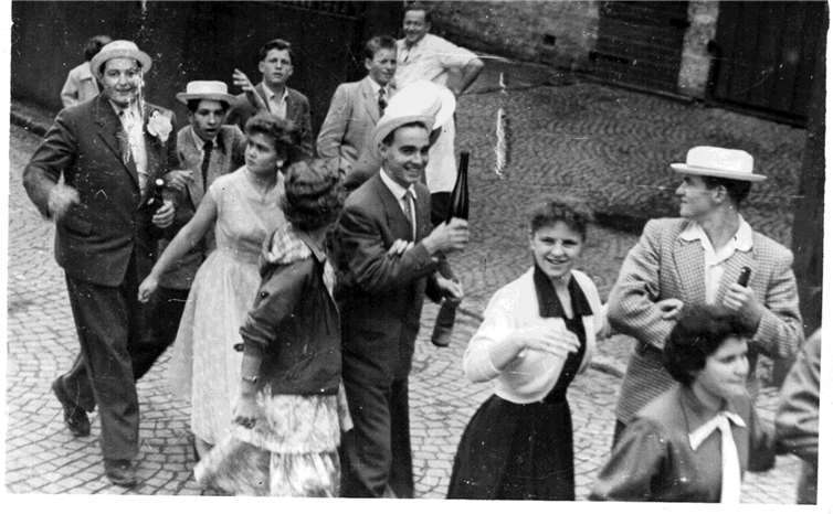 Der Kalender zeigt zahlreiche Motive aus vergangenen Zeiten, wie hier den Kirmeszug im Jahre 1956.  Foto: SPD Ortsverein Wirges