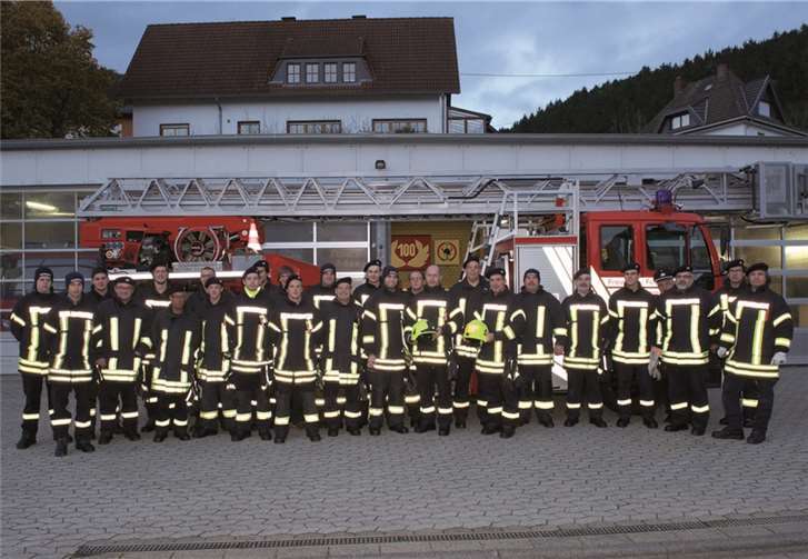 Der Kameradschaftsverein der Freiwilligen Feuerwehr Adenau e.V. übergibt neue Einsatzhelme den Kameraden der Feuerwehr Adenau. privat