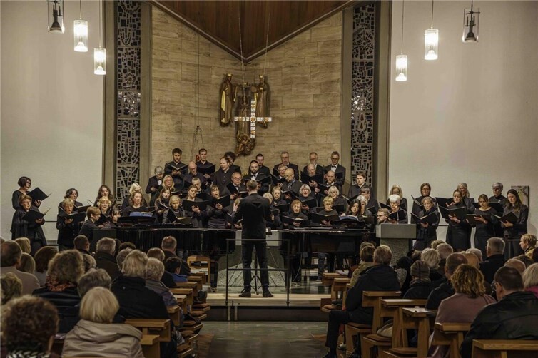 Der Kammerchor Bad Neuenahr-Ahrweiler führt zusammen mit Studierenden der Hochschule für Musik und Kunst Köln das deutsche Requiem von Johannes Brahms auf.  Foto: Andreas Born