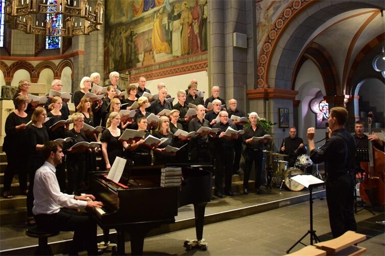 Der Kammerchor Cantunnacum führt im Mariendom die „Sunrise Mass“ von Ola Gjeilo auf.