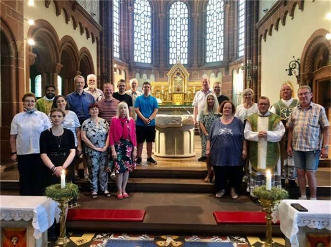 Sänger auf den Spuren des hl. Lutwinus Der Kammerchor Mayen bei seinem Besuch in der Pfarr- und Wallfahrtskirche St. Lutwinus Mettlach. Foto: privat