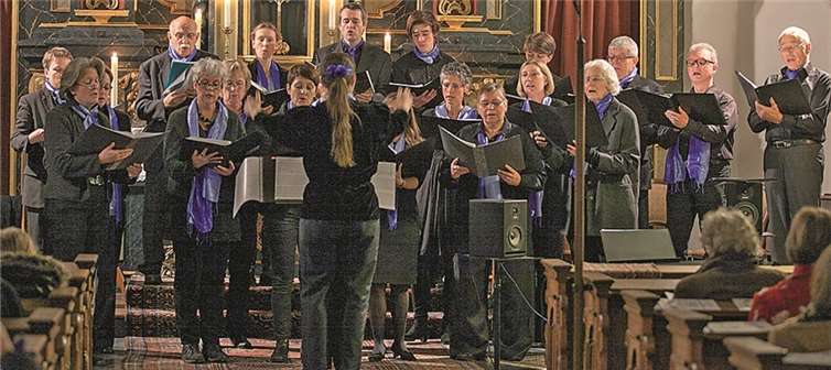 Der Kammerchor Sankt Marien Wachtberg gab ein eindrucksvolles Adventskonzert unter der Leitung von Claudia Bertine Mainau in der Pfarrkirche Sankt Simon und Judas Thaddäus in Villip.  VJ