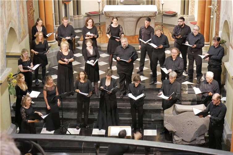 Der Kammerchor der Uni Köln und die Kölner Vokalsolisten brillierten in der Linzer St. Martins-Kirche unter der Leitung von Michael Ostrzyga. Fotos: CD