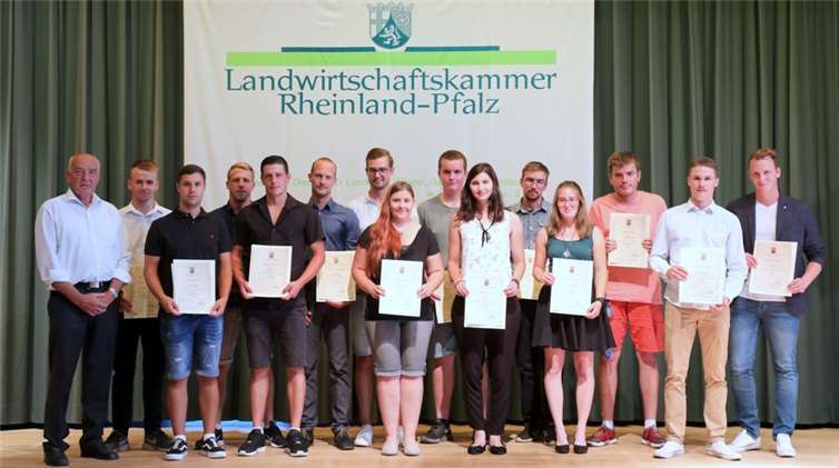 Der Kammerpräsident der Landwirtschaftskammer mit den AbsolventInnen im Bereich Gartenbau.