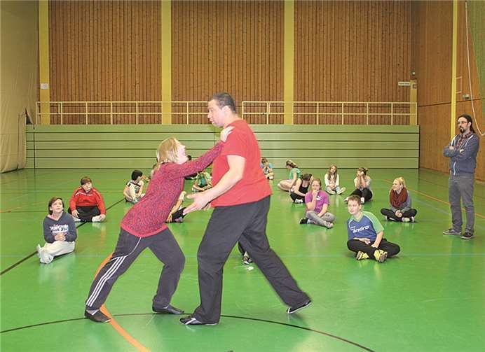 Der Kampfkunstmeister George Ford demonstriert angemessenes Verhalten in Konfliktsituationen. privat