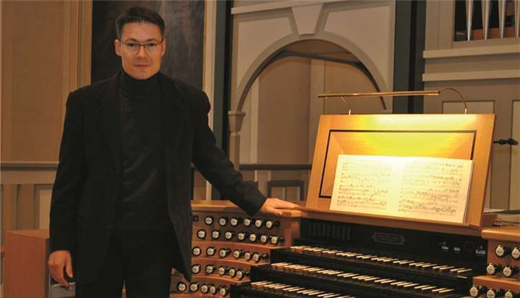 Der Kantor und Organist der Pfarreiengemeinschaft Vallendar-Urbar, Johann Schmelzer, wird Orgelmusik im Kerzenschein präsentieren.privat