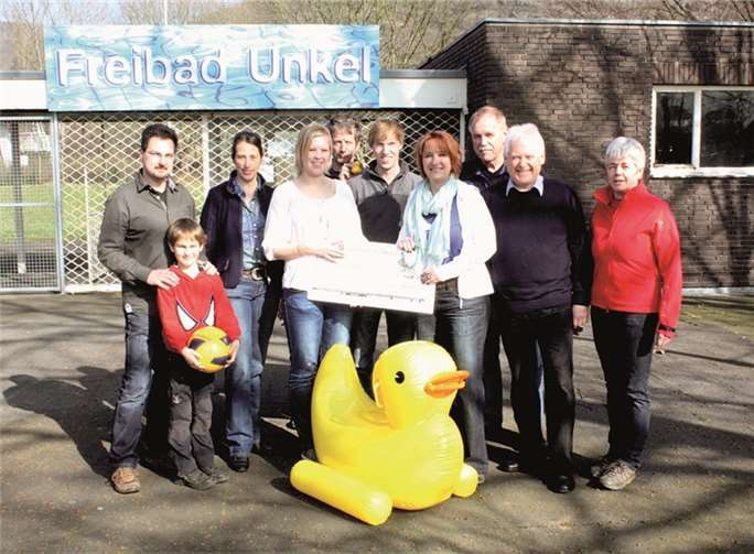 Der Kanu Club Unkel überreichte dem Förderverein „Freibad Unkel“ einen Scheck über 600 Euro. privat