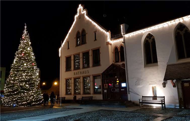 Der Kapellenplatz mit dem Rathaus gilt als Mittelpunkt der Stadt Mülheim-Kärlich. Seit wenigen Tagen befindet sich dort ein großer Weihnachtsbaum, dessen Besonderheit erst in den Abendstunden richtig zur Geltung kommt. Fotos: KH
