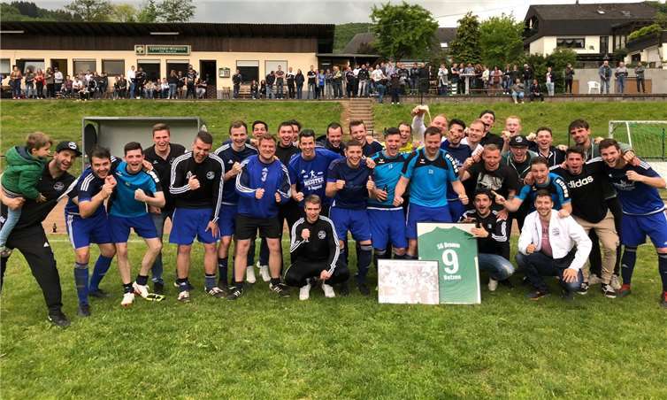 Der Kapitän geht von Bord. In einem emotionalen Abschied wurde Christopher Butzen (hinter der Nr. 9) von seiner Mannschaft für sein langjähriges Engagement gedankt und gefeiert. (Foto privat).