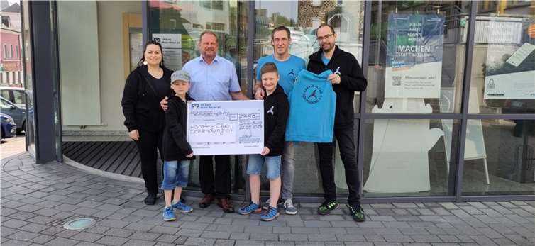 Der Karate-Club Ochtendung erhielt großzügige Spende von VR-Bank RheinAhrEifel.  Foto: privat