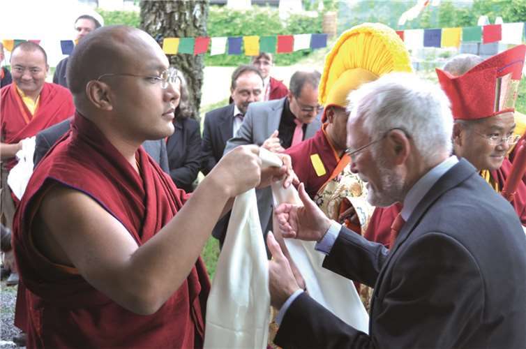Der Karmapa schenkt dem Präsidenten der Karma Kagyü Gemeinschaft Horst-Günter Rauprich einen weißer Schal - es ist der traditionelle Begrüßungsschal der Buddhisten. BS