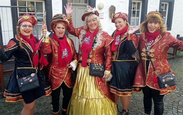 Der Karnevalsstart am 11.11. am Kolpingplatz wird der letzte größere Auftritt des aktuellen Möhnenpaares Martina I. und Andrea I. sein. Bereits zwei Tage nach der Sessionseröffnung wird ein neues Möhnenpaar inthronisiert. Fotos: Horst Hohn