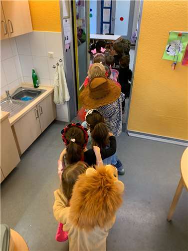 Der „Karnevalsumzug“ im Flur war eines der Highlights.  Foto: privat