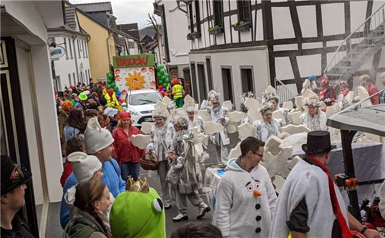 Der Karnevalszug zieht durch die Gassen von Rheinbreitbach.Foto: privat
