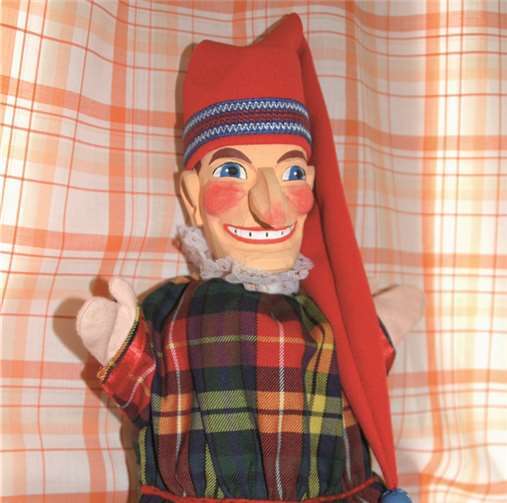 Der Kasper freut sich schon auf die Kinder. privat