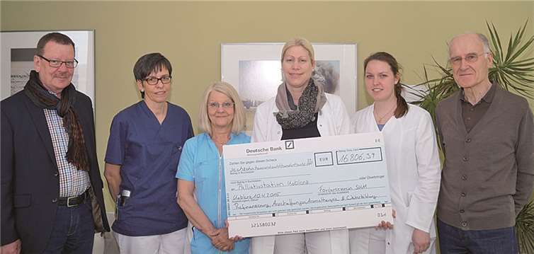 Der Kassenwart Alfred W. Hardt (l.) überbrachte gemeinsam mit dem Vorsitzenden des Vereins, Prof. Dr. Reinhard Hülse (r.), den Scheck. V.l.: Hiltrud Sachs, Bärbel Spahl, Claudia Lichau und Dr. Meike Clemens freuten sich sehr.privat