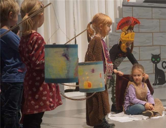 Der Katholische Kindergarten führte die Mantelteilung auf.