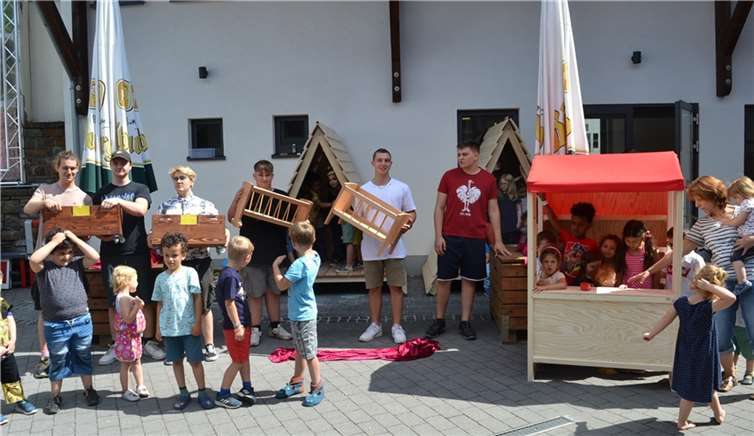 Der Kaufladen und die beiden Holzhäuser wurden von den Kindern gleich in Besitz genommen. Auch von den Holzbettchen und den Spielzeugkisten waren sie begeistert.  Foto: E.T. Müller