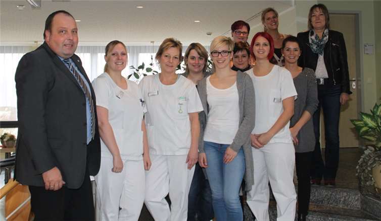 Der Kaufmännische Direktor Georg Schmitz (l.) und Pflegedienstleitung Mechthild Annen (r.) gratulierten den Mitarbeiterinnen zur erfolgreichen Qualifizierungsmaßnahme. privat