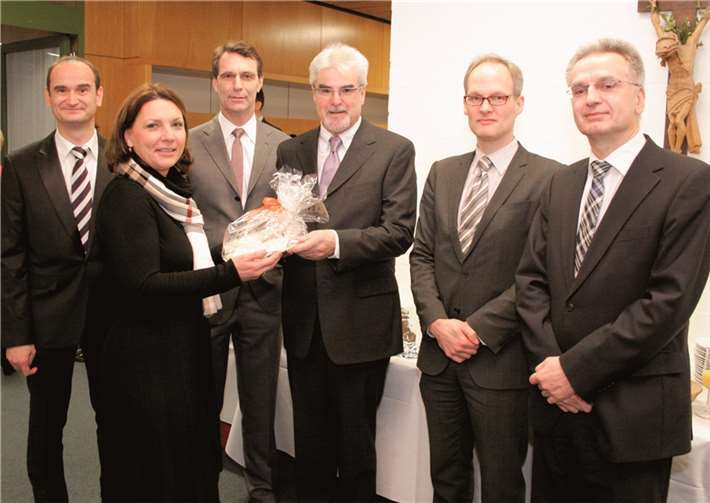 Der Kaufmännische Direktor Thomas Karls (links), die Krankenhausoberin Gaby Frömbgen, der Ärztliche Direktor Dr. Josef Spanier (3. von links) und der Geschäftsführer Prof. Dr. Christof Schenkel-Häger (2. von rechts) verabschiedeten Dr. Günter-Heribert Vins nach 22 Jahren als Chefarzt der Anästhesie, Intensivmedizin und Schmerztherapie in den Ruhestand (3. von rechts) und begrüßten seinen Nachfolger Dr. Harald Lörler (rechts).privat