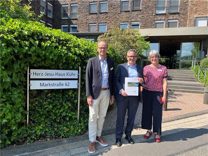 Der Kaufmännische Geschäftsführer Christoph Schwickart (links), Dr. Thorsten Rudolph und die Pädagogische Geschäftsführerin Claudia Schönershoven sprachen über die Arbeit des Herz-Jesu-Hauses Kühr. Quelle: Wahlkreisbüro Dr. Thorsten Rudolph/Karin Küsel