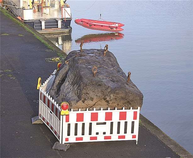Mächtiger Findling aus dem Rhein geborgen