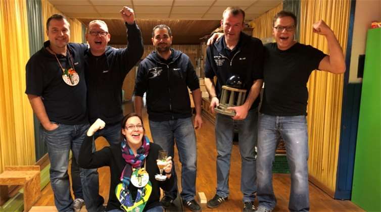 Der Kegelclub „Die wilden Vier“ mit Jutta Ackermann, Claudia Dammann, Anja Klein, Birgit Quint, Ruth Schüller und Anja Zirvas bedankt sich an dieser Stelle bei allen Helfern und Sponsoren, ohne die die Ausrichtung in dieser Form mit vielen Sachpreisen nicht möglich gewesen wäre.privat