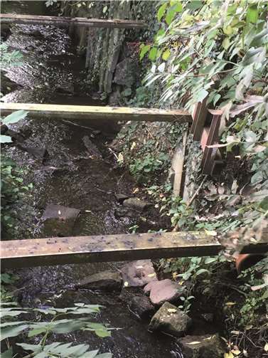 Der Kellbach im Bereich „Mühlwiesen 12“ mit Querstreben zur Abstützung der Uferbefestigung. Foto: FRE