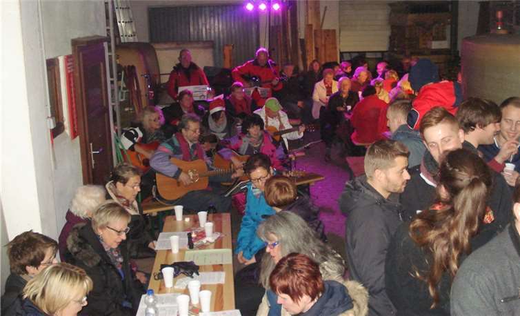 Der Kelterraum von Erwin Müller´s Weingut war voll besetzt.