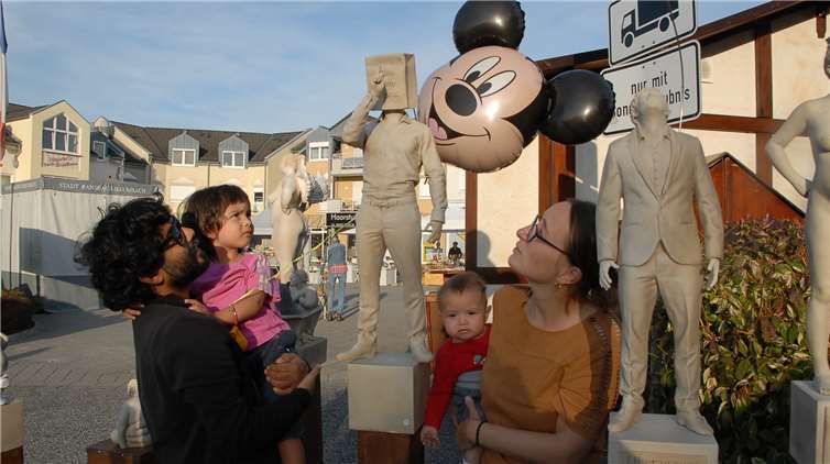 Der Keramik-Mann mit Buch-Kopf gefiel dieser Familieund sogar dem Micky-Maus-Luftballon.