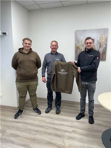 Der Kfz-Meisterbetrieb Manfred Lammerich aus Bad Breisig spendete Pullover an den JGV Germania Oberbreisig.Foto: privat