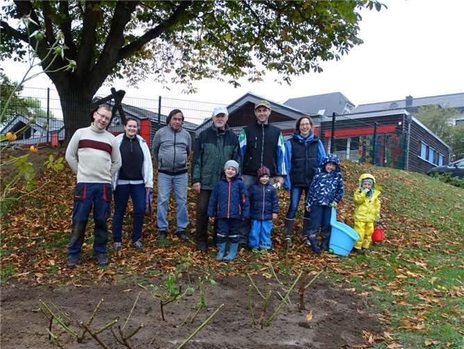 Der KiTa-Förderverein „Villa Kunterbund e.V.“ und der „Rosenfreunde Löhndorf e.V.“ legen gemeinsam Hand an. Foto: privat