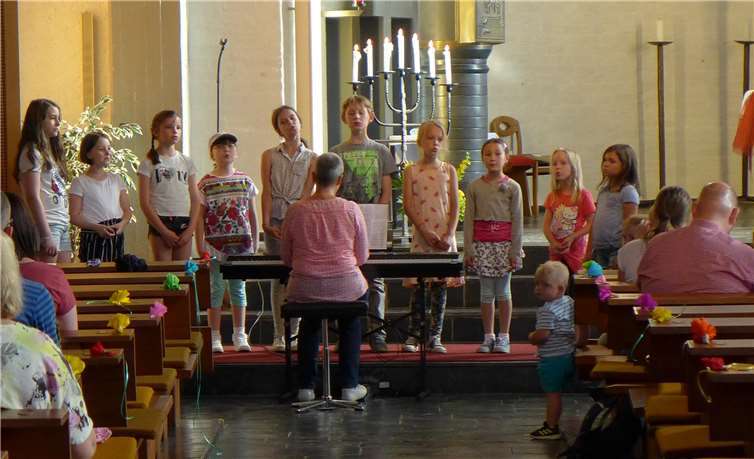 Der Kinder- und Jugendchor „Bunte Töne“ begleitete musikalisch den Wortgottesdienst.Fotos: privat