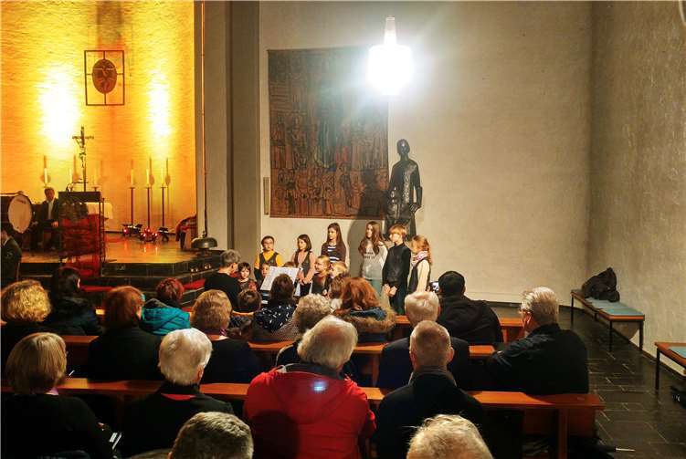 Der Kinder- und Jugendchor stimmte die Zuhörer musikalisch auf die Adventszeit ein. Foto: privat