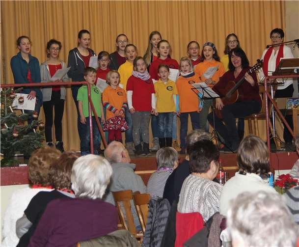 Der Kinder- und Jugendchor unter Leitung von Ingeborg Müller-Fetik erfreute die Senioren.privat