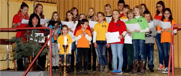 Der Kinder-und Jugendchor unter der Leitung von Ingeborg Müller-Fetik. privat