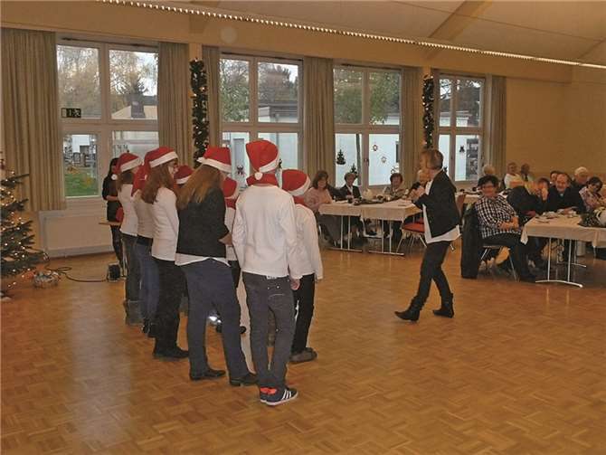 Der Kinder- und Jugendchor unterhielt mit Weihnachtsliedern. privat