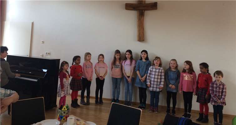 Der Kinderchor „Albertspatzen“ aus der Pfarreiengemeinschaft unter der Leitung von Frau Elke Schäfgen verstand es, die Zuhörer zu begeistern. Foto: privat