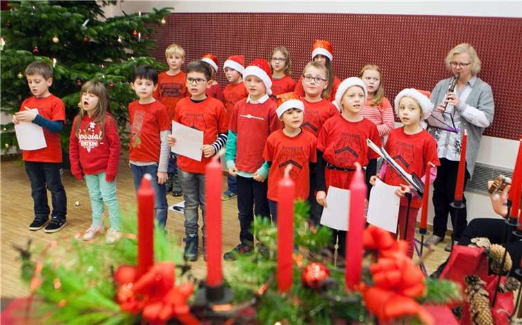 Der Kinderchor der Grundschule Leimersdorf trug mit einem starken Auftritt zum Gelingen des Adventssingens bei.