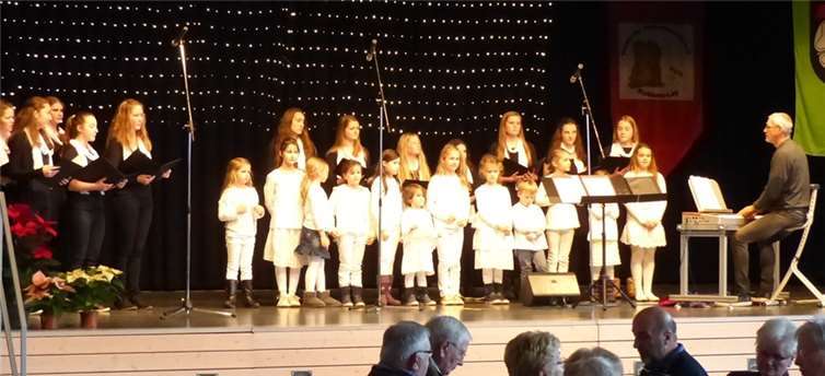 Der Kinderchor des MGV unter der Leitung von Nicole Fuxius eröffnete mit weihnachtlichen Gesangsdarbietungen das abwechslungsreiche Programm.