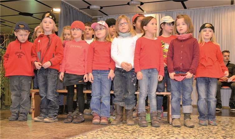 Der Kinderchor eröffnete den „Karneval im Zoo“. Weigert