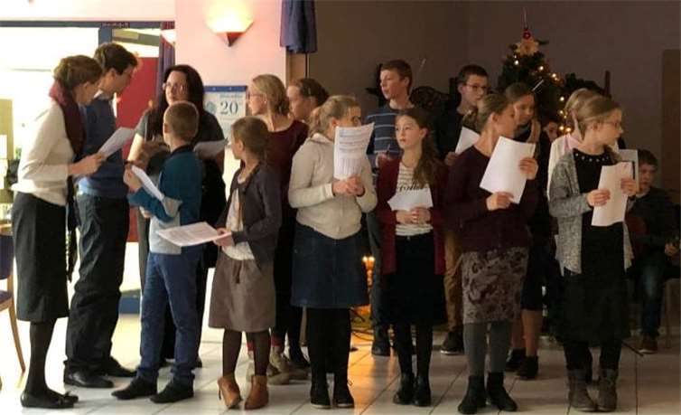 Der Kinderchor lud mit Weihnachtsliedern die Bewohner zum Mitsingen ein. privat