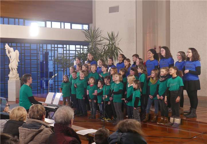 Der Kinderchor und der Jugendchor Oberwesel unter der Leitung von Lukas Stollhof traten zugunsten der Müllkinder von Kairo auf. Foto: Heribert Frieling